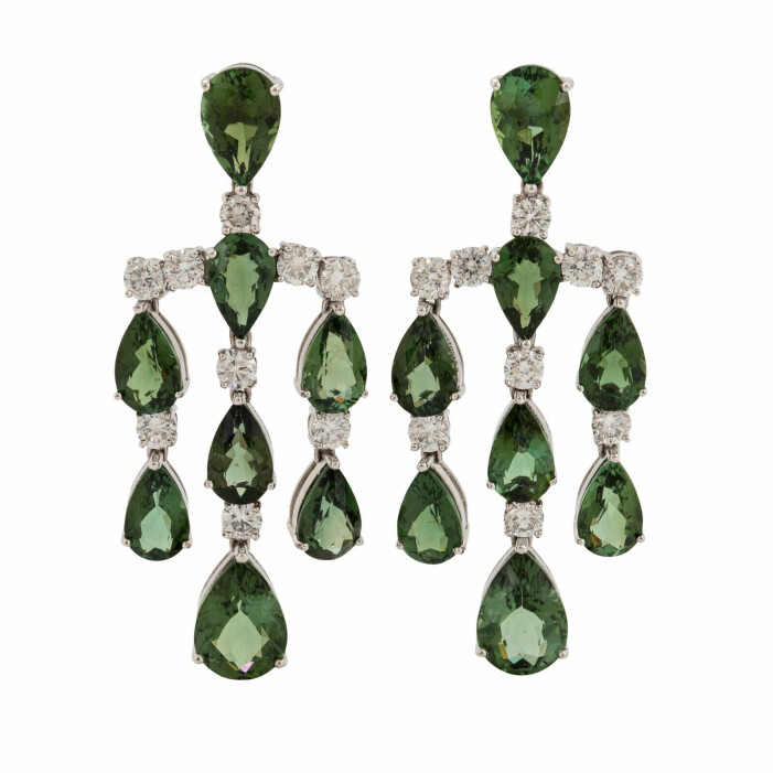 Grönt & skönt. Ett par örhängen av 18k vitguld med facettslipade gröna turmaliner och runda briljantslipade diamanter klubbades vid Bukowskis vinterauktion 2020 för 26000 kr (25000–30000). Gröna örhängen av turmalin.