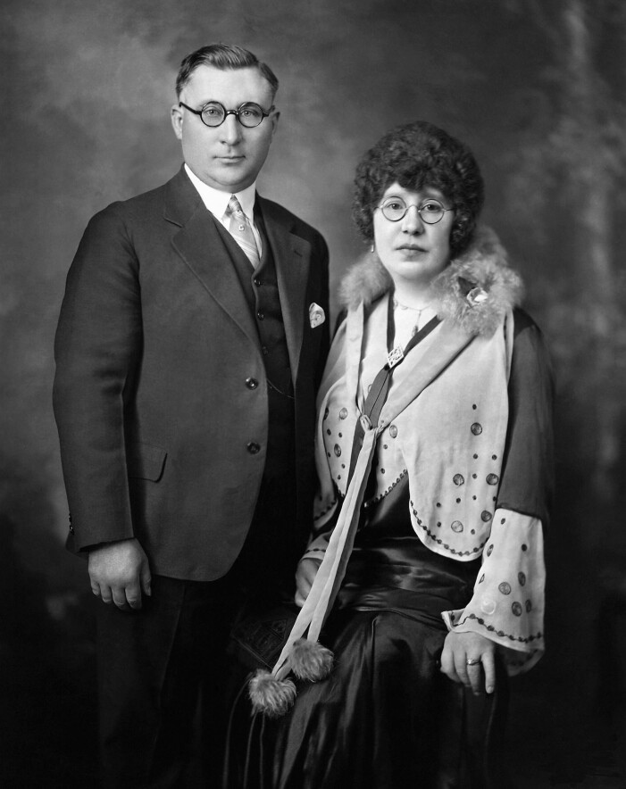 Att Harry redan var gift med Luella hindrade inte honom från att sätta in kontaktannonser för att kroka andra kvinnor under annat namn. Harry F Powers satte in kontaktannonser för att hitta offer