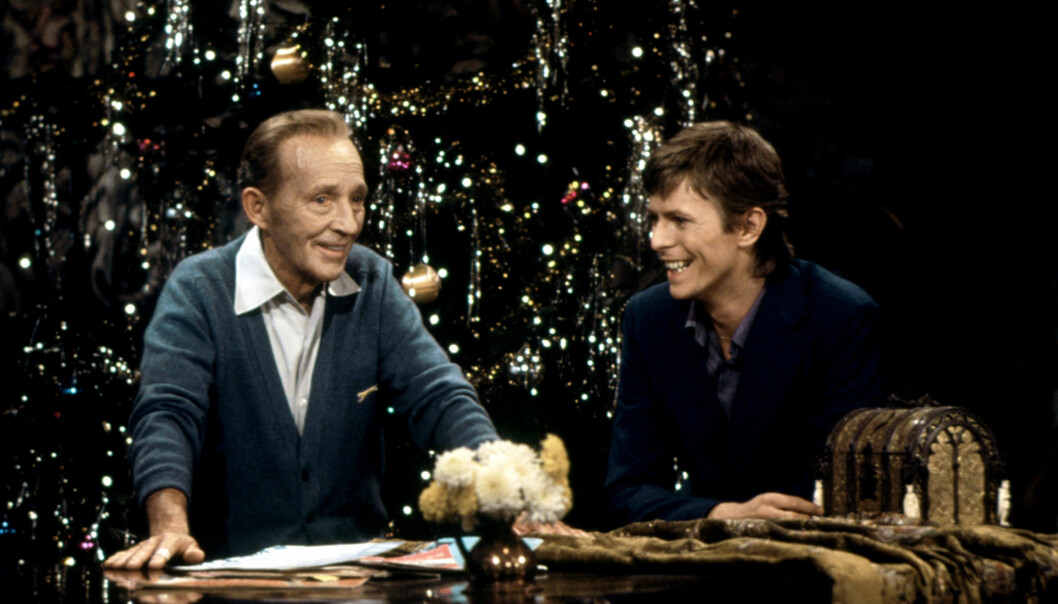 I september 1977 spelade Bing Crosby och David Bowie in <i>Little Drummer boy</i> för Bings tv- julshow. En månad senare var han död, men jullåten är odödlig. Foto: TT Crossby och Bowie framför julglitter.