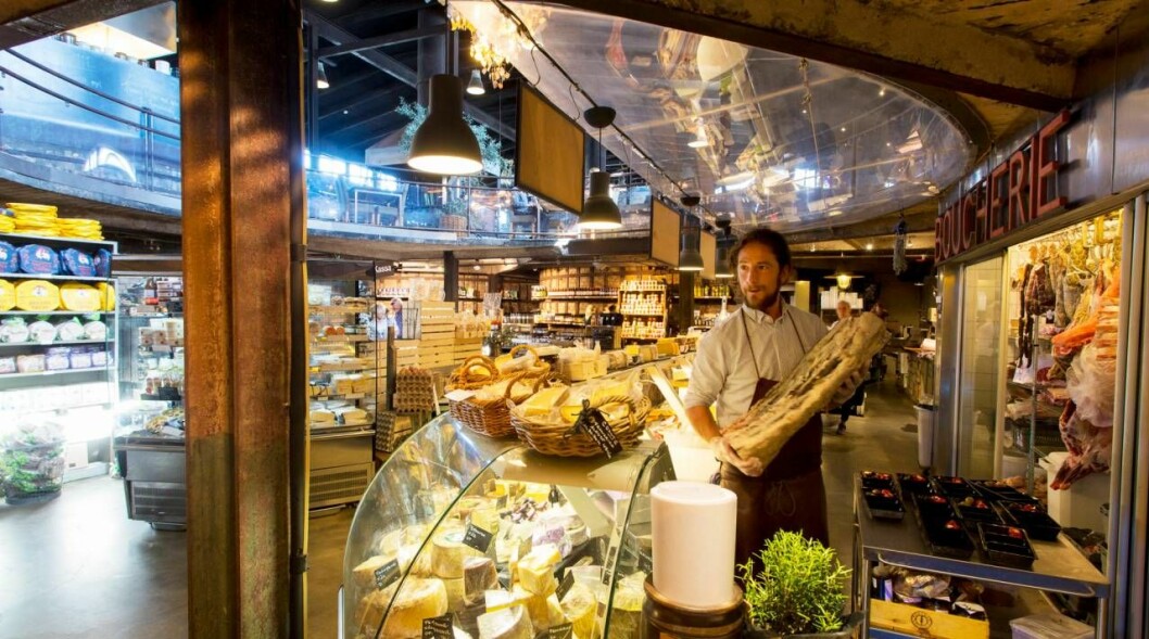 Inhandla utflyktsmaten i Höganäs saluhall. Foto: Peter Helperin Försäljare i Höganäs saluhall