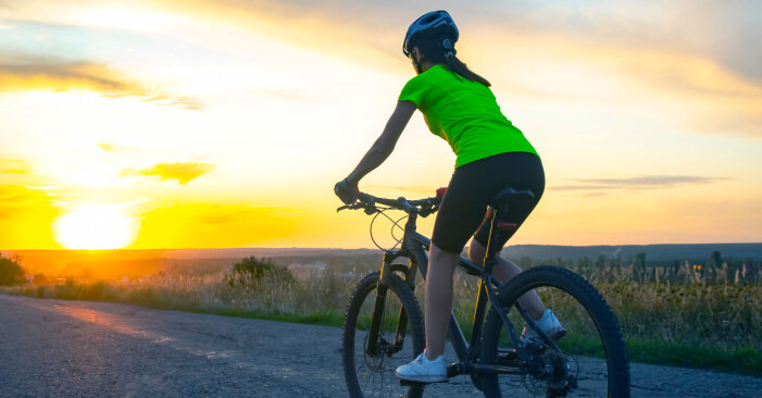 kvinna har börjat cykla mountainbike