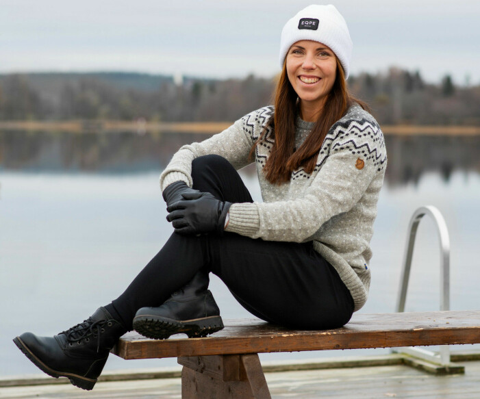 I höstas började Charlotte plugga på beteendevetenskapliga programmet vid Mittuniversitetet i Sundsvall. Charlotte Kalla sitter på en bänk framför en sjö.
