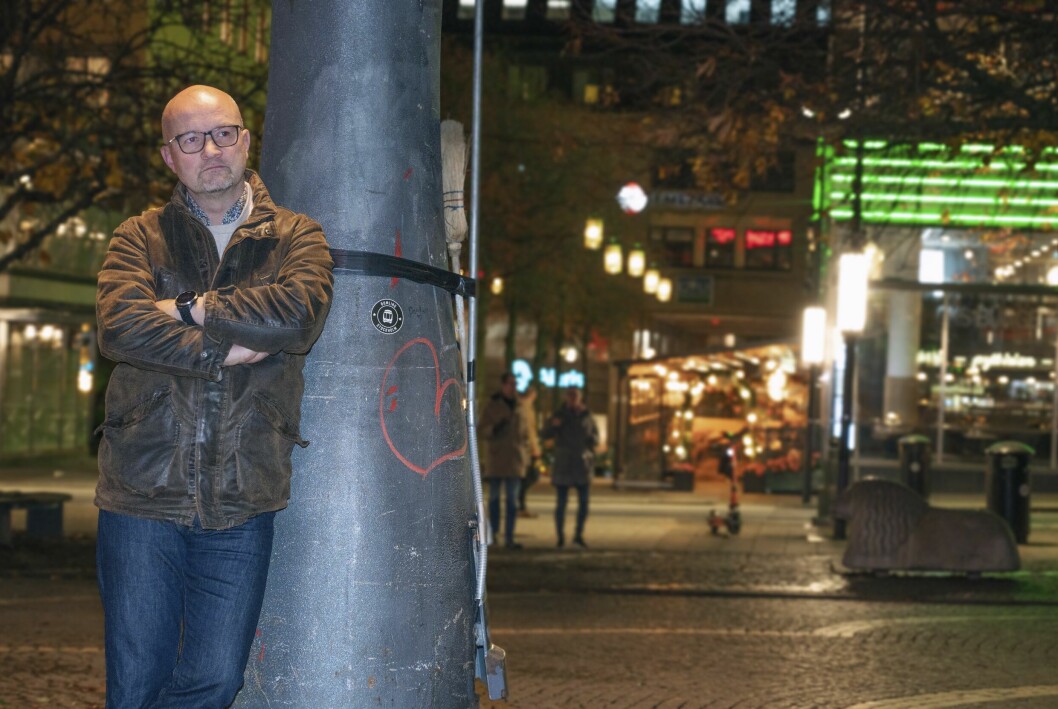 Dag vill berätta sin historia med hopp om att någon annan som har det tufft kanske kan hitta kraft ur den. Dag står utomhus i en mörk men ändå upplyst stad och lutar sig mot en stolpe där någon sprejmålat ett hjärta.