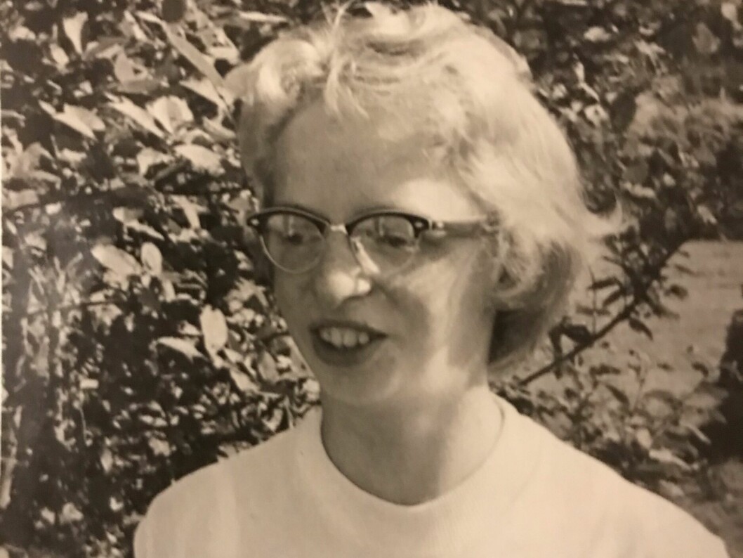 Dags mamma, med halvkort blont hår och glasögon, utomhus med träd i bakgrunden. Hon blev bara 24 år.