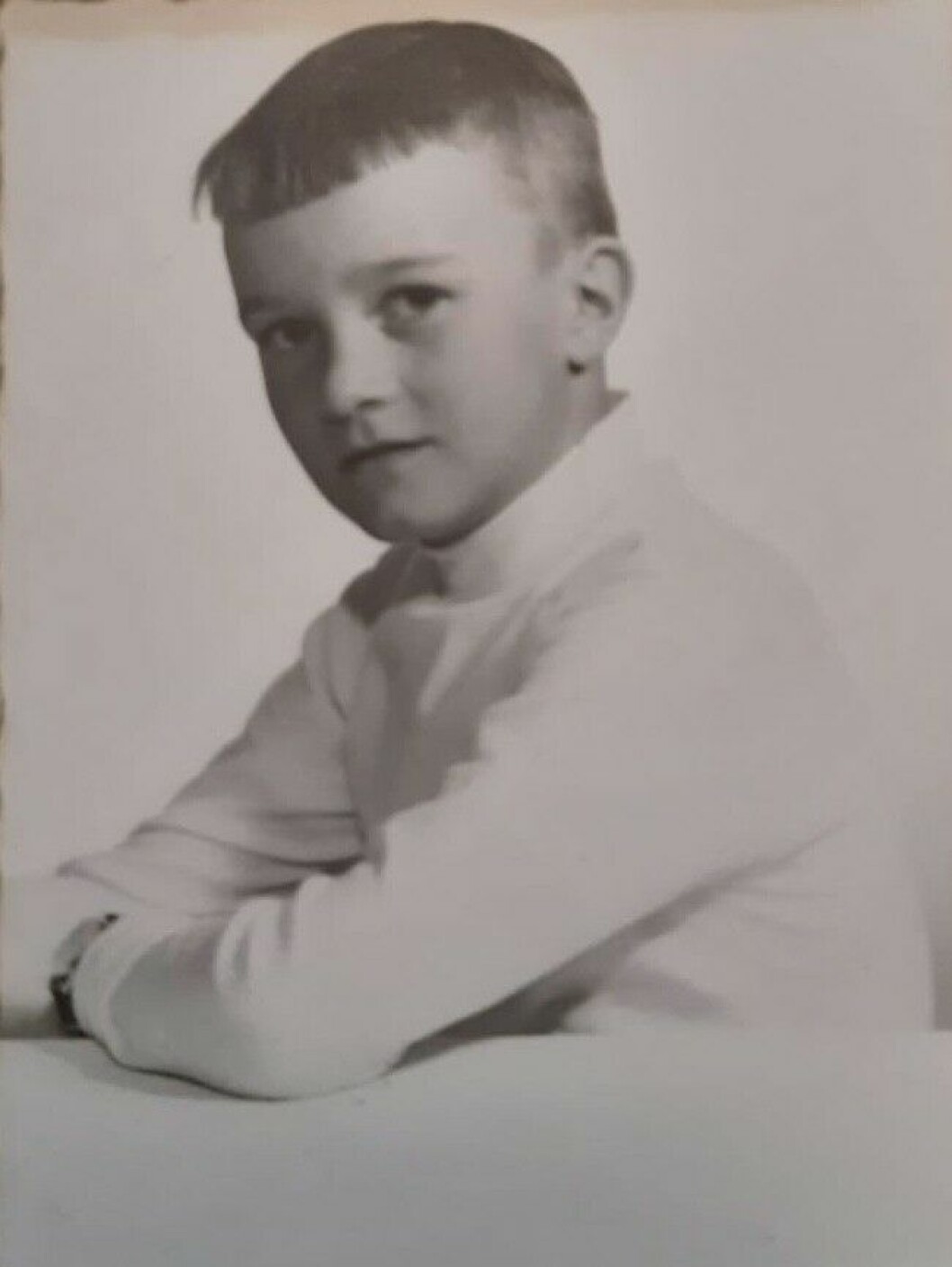 Dag som liten pojke, allvarlig och uppklädd för fotografering.