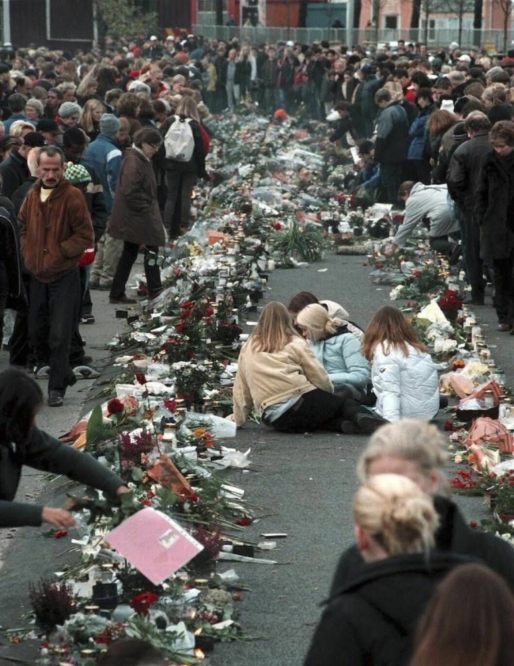 Människor som hedrar och sörjer de omkomna vid Backabranden i Göteborg
