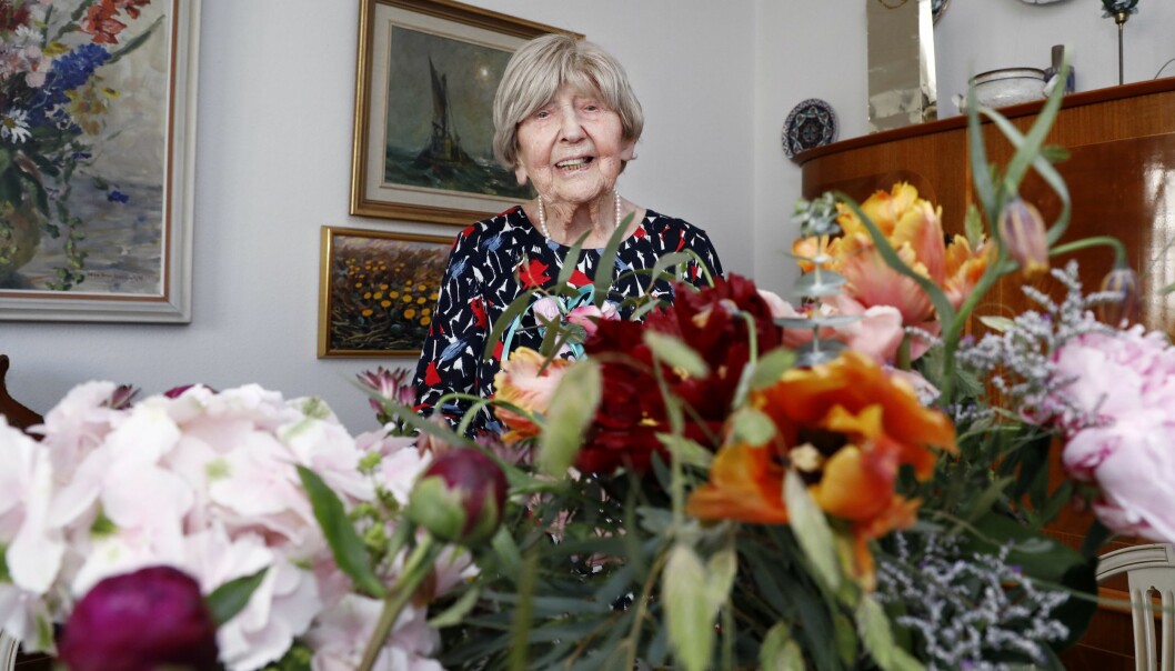 Dagny Carlsson fotograferad hemma i Stockholm på sin 106-årsdag 2018.