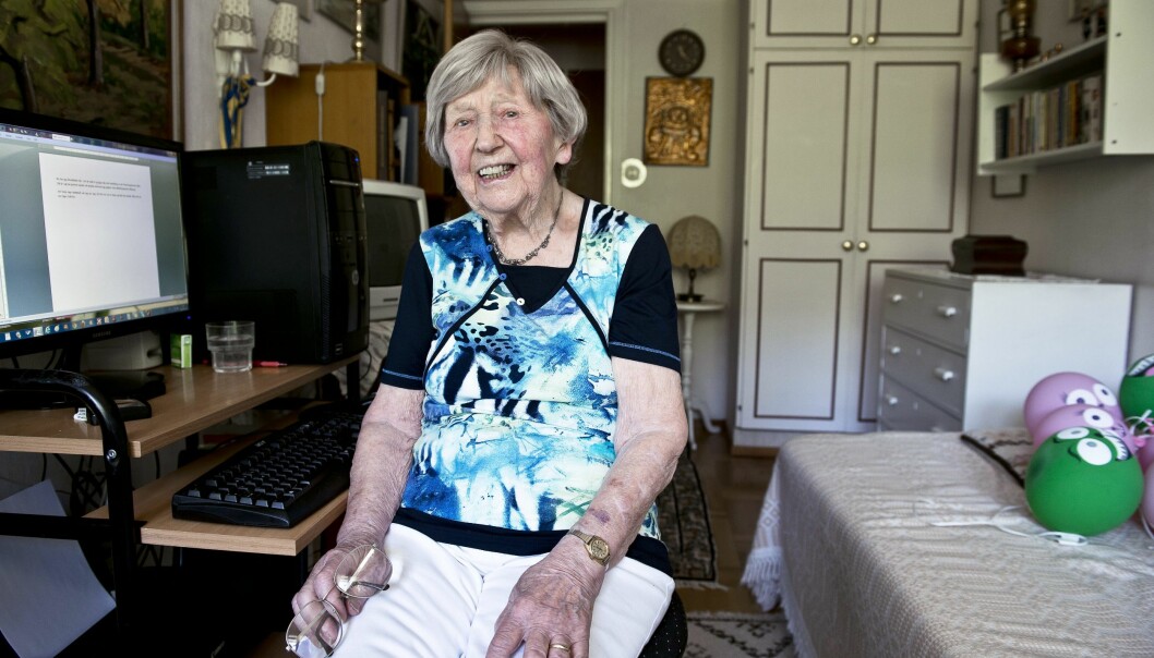 Dagny Carlsson gick en datakurs som 99-åring och började blogga när hon var 100 år. På bilden är hon 101 år och hade nyligen vunnit titeln "Veckans svensk" i TV-programmet med samma namn.