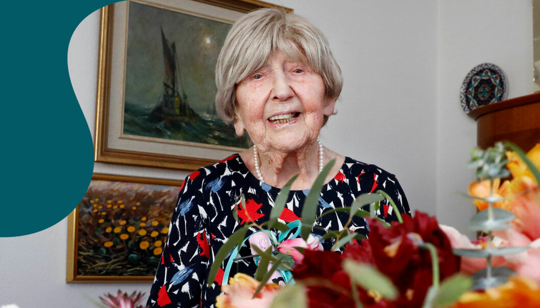 Dagny Carlsson uppvaktas på sin 106-årsdag 2018.