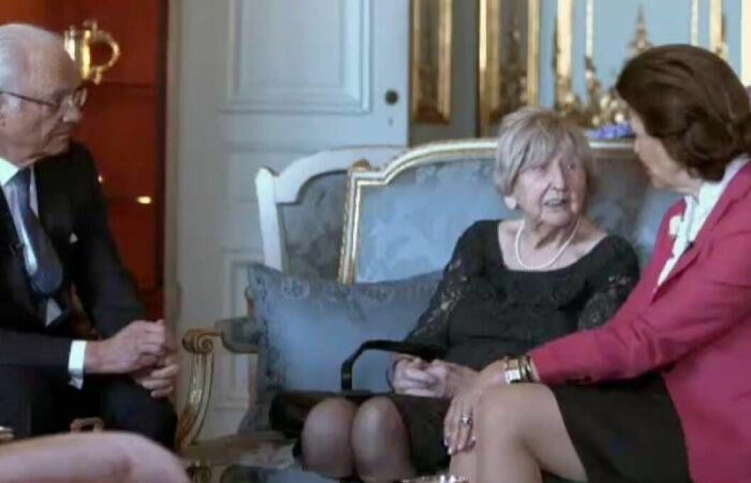 Även kungaparet har uppmärksammat Dagny Carlsson. Under besöket på slottet bjuder drottning Silvia även in bloggerskan till lunch på Solliden. ”Det skulle mormor vetat”, säger Dagny Carlsson. Foto: Ur dokumentären/SVT Dagny Carlsson besöker slottet i ny dokumentär