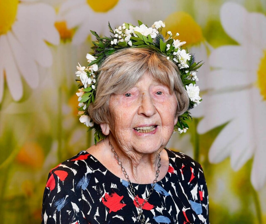 Dagny Carlsson i sin krans vid fotografering för <em>Sommar</em>. Foto: TT Dagny Carlsson i midsommarkrans