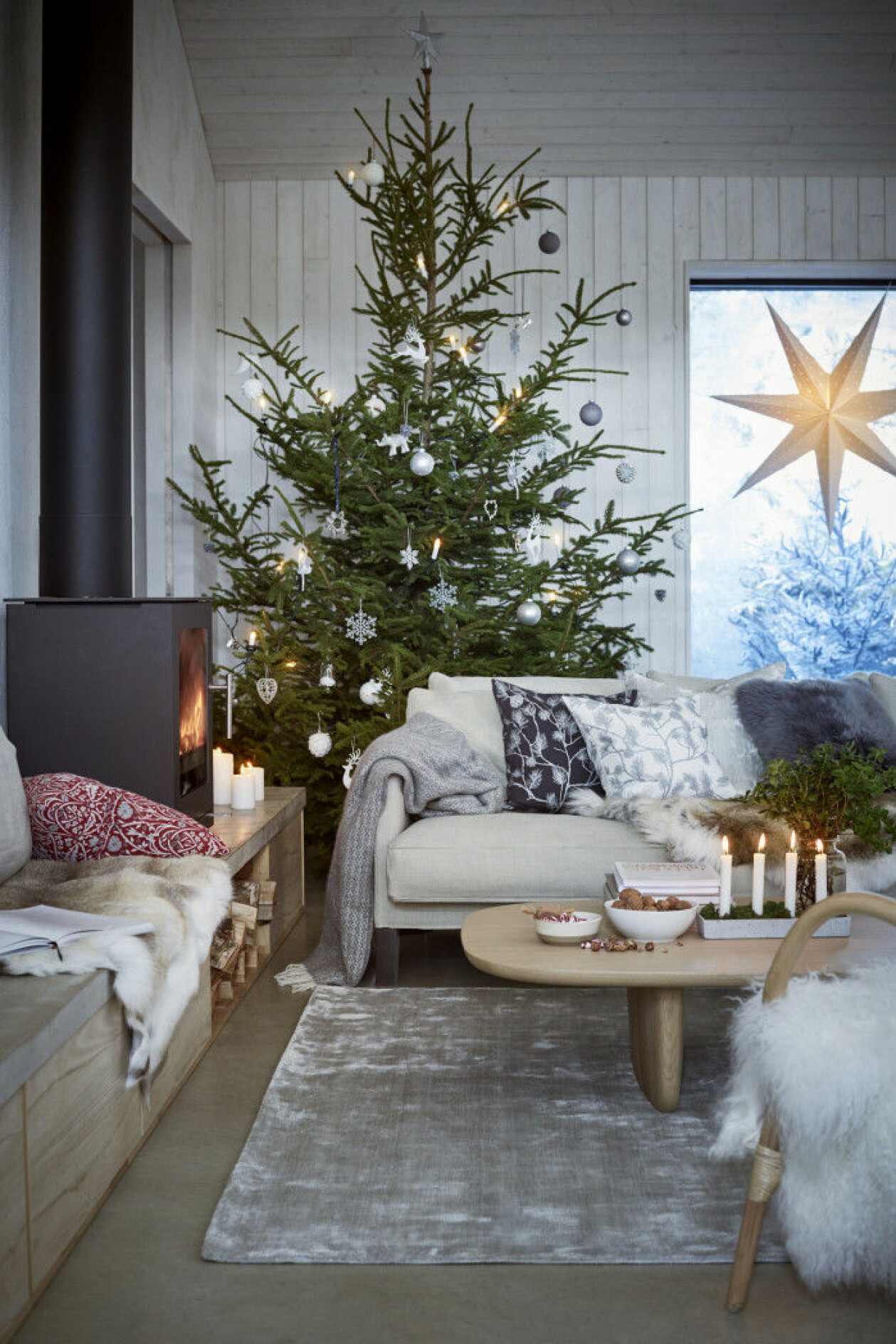 Dags för adventsstjärnor, ljusstakar och dekorationer.