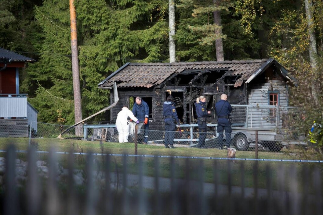 Två barn dog när en sommarstuga sattes i brand på Dalarö 2013. Pappan dömdes för morden på barnen. Foto: TT Två barn dog när en sommarstuga sattes i brand på Dalarö 2013