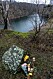 Blommor och gravljus vid Dalby stenbrott där en man kastade ner sin fru och lilla bebis. 