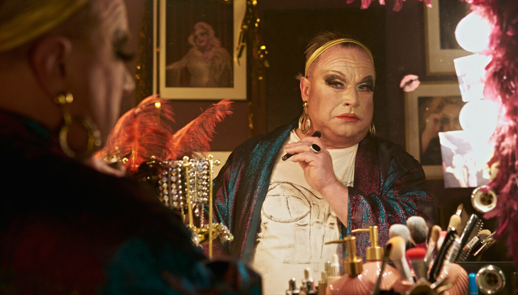 När Helena Bergström började skriva manuset till filmen var först Rikard Wolff tilltänkt som drag-klubbens chef. Nu är det Claes Malmberg som gör rollen. – Men Rikard är ständigt närvarande i mina tankar, säger Helena. Claes Malmberg som nattklubbschef i Helena Bergströms film Dancing Queens.