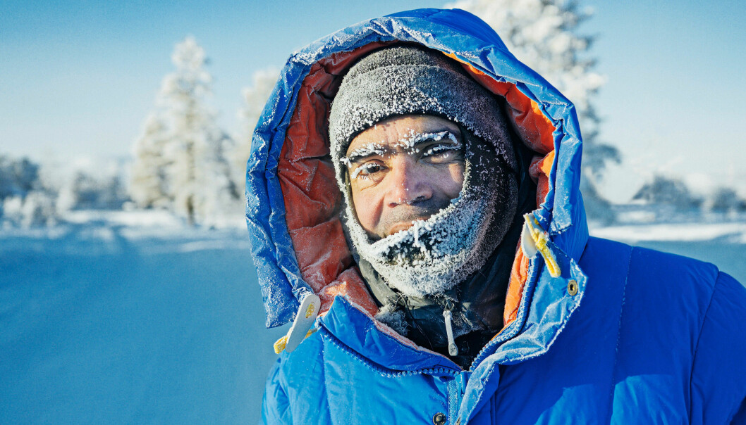 David Batra i tv-programmet <i>Hårt väder </i>och upplever extrem kyla. Han har på sig en stor blå dunjacka och han har is som fryst fast i ansiktet.