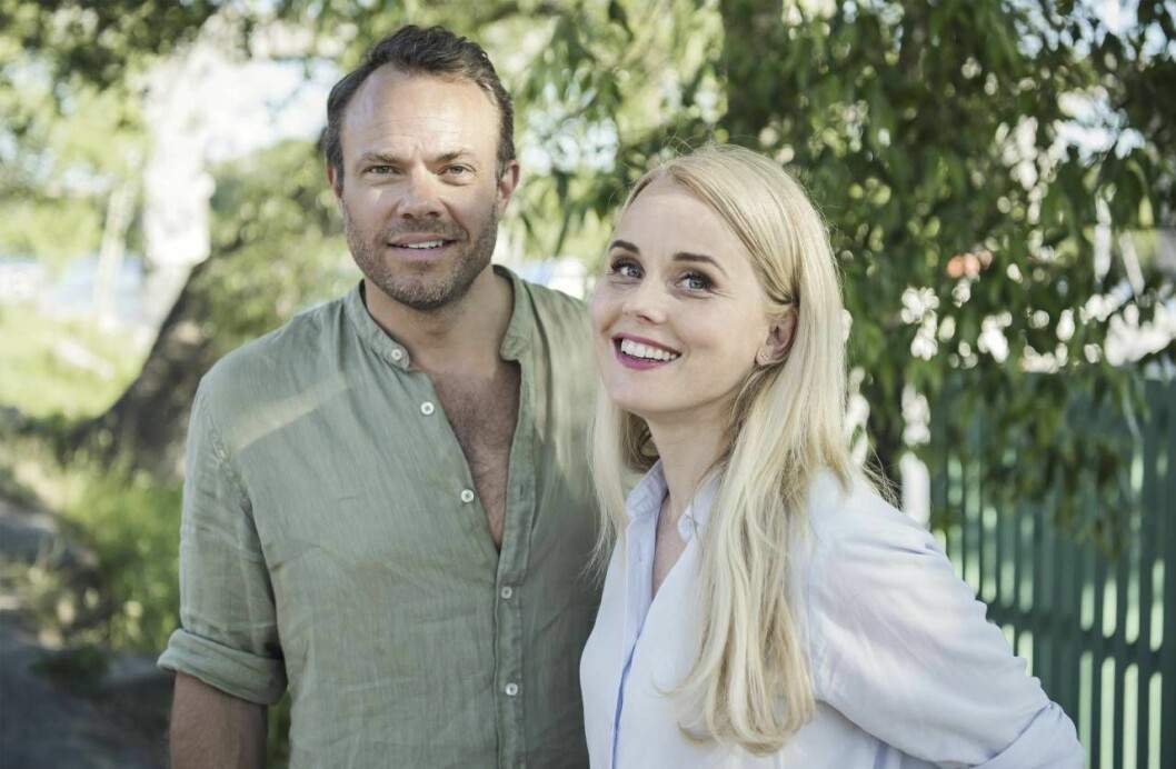 Tillsammans med David Hellenius är Helena aktuell i den tredje säsongen av ”Finaste familjen” på TV4. Bild från inspelningen av filmen ”Lyckligare kan ingen vara”. Foto: TT David Hellenius och Helena af Sandeberg