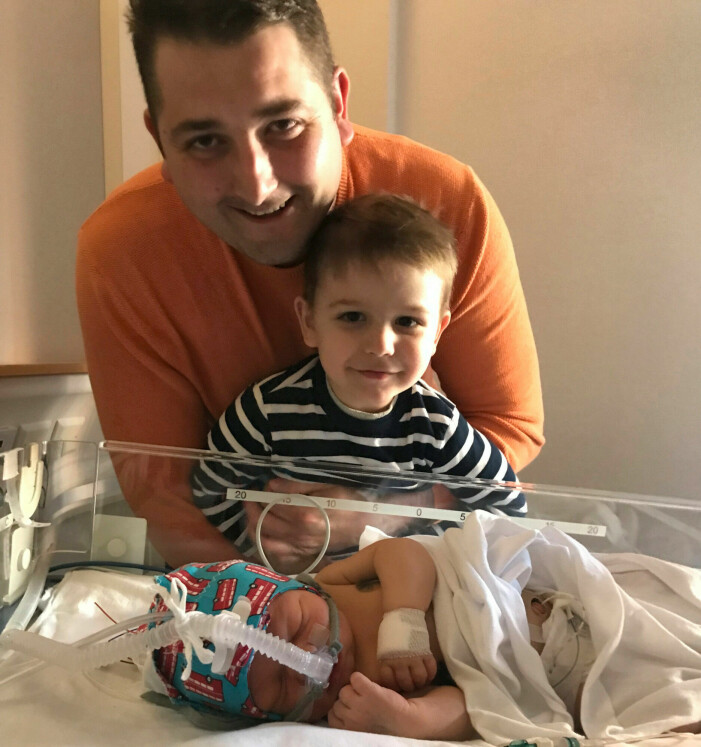 David fick stanna en hel månad neonatalavdelningen. Här tillsammans med storebror Filip och pappa Milos. David ligger på neonatalavdelningen. Här tillsammans med storebror Filip och pappa Milos.
