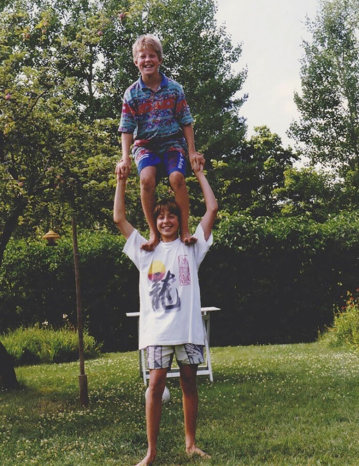 David Sundin med brorsan på axlarna. David Sundin med sin bror på axlarna hemma i Gimo.