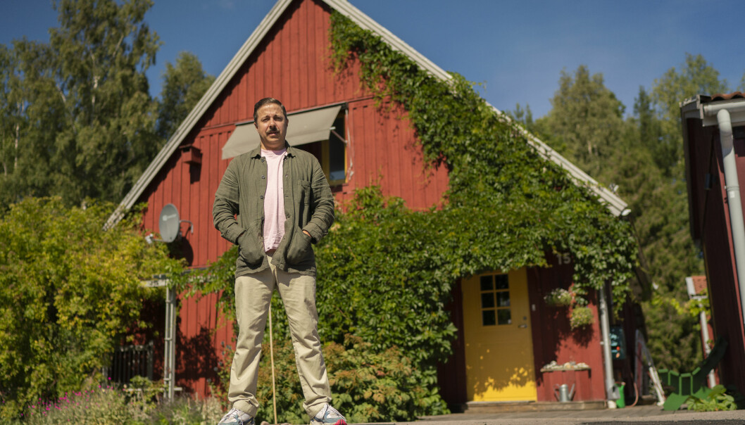 David Sundin framför barndomshemmet. David Sundin framför barndomshemmet i Gimo där föräldrarna bor kvar.