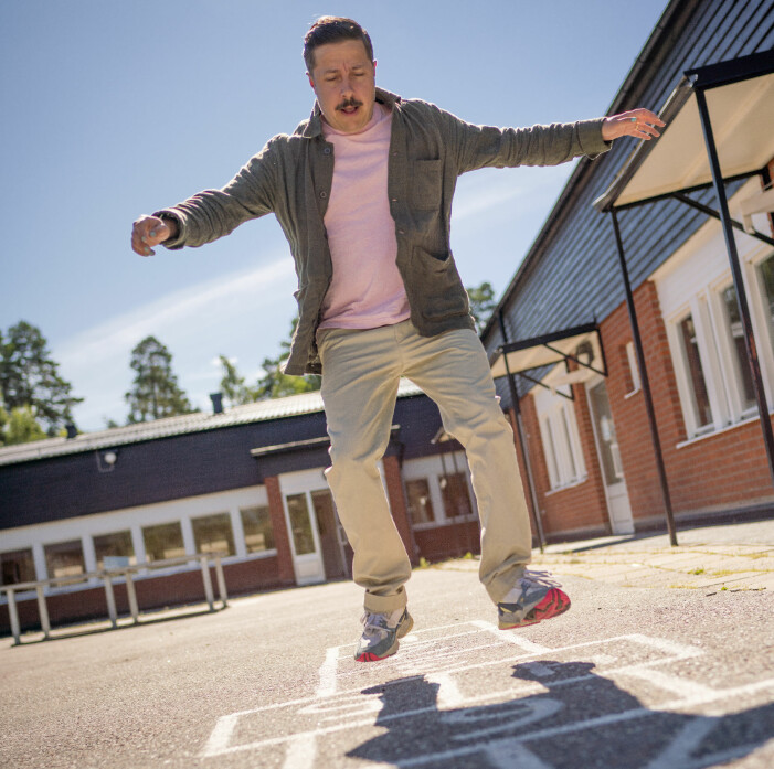 Det fanns hopp för klassens clown också! David Sundin, som var klassens clown, hoppar hage på sin barndoms skolgård.