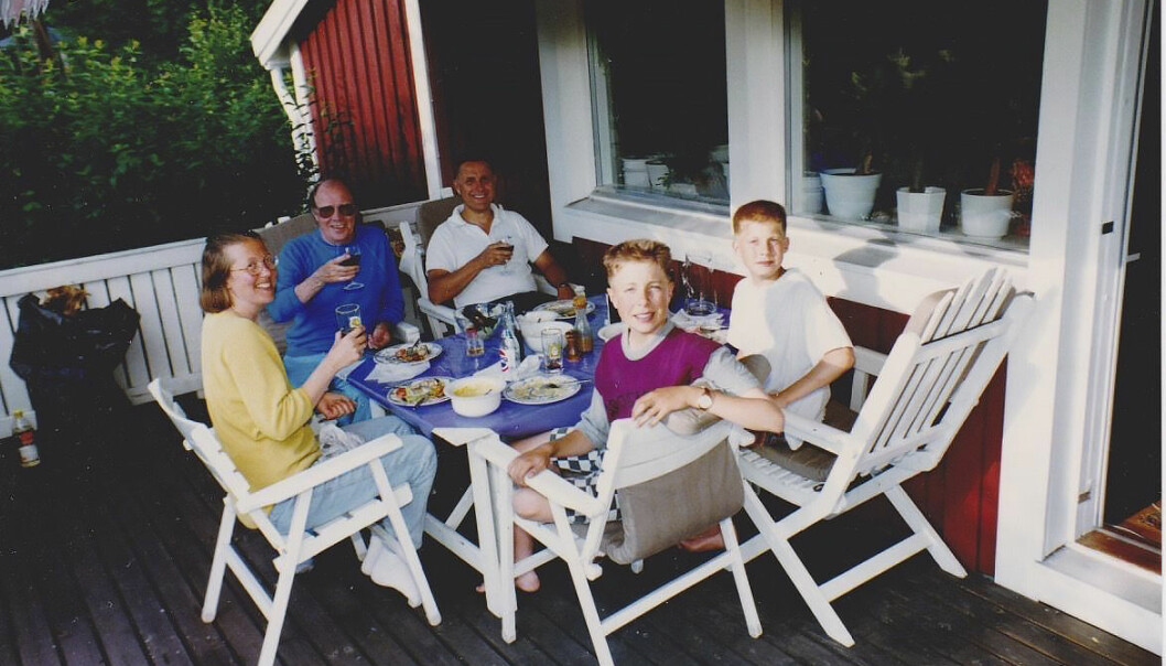 Sommarmåltid på terrassen med familjen i Gimo. En ung David Sundin tillsammans med sin familj på terrassen.