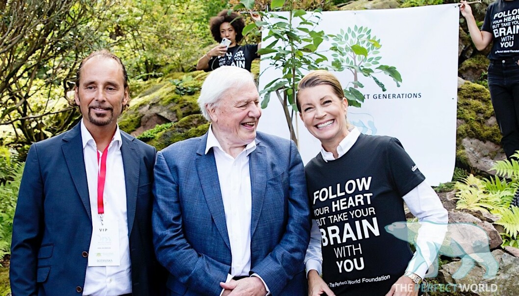 Ragnhild Jacobsson tillsammans med maken Lars och David Attenborough i Botaniska trädgården i Göteborg, där Attenborough plantade det första trädet i projektet ”Attenborough Forest”. David Attenborough i Botaniska trädgården i Göteborg tillsammans med paret Jacobsson.