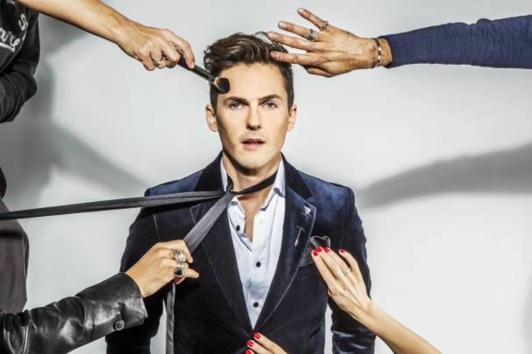 David Lindgren får sällskap på scenen av Fredrik ”Fab Freddie” Svensson. Bild: Janne Danielsson / SVT David Lindgren i Malodifestivalen.