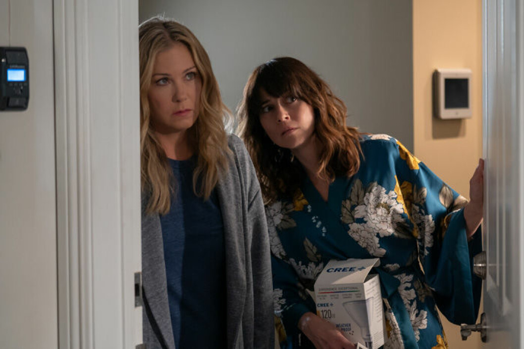 Christina Applegate och Linda Cardellini spelar huvudrollerna i <em>Dead To Me</em>. En bild på Christina Applegate och Linda Cardellini som spelar huvudrollerna i Dead To Me.