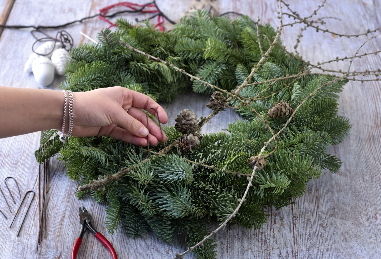 Dekorera din adventskrans. Dekorera kransen med kottar, kvistar och liknande.
