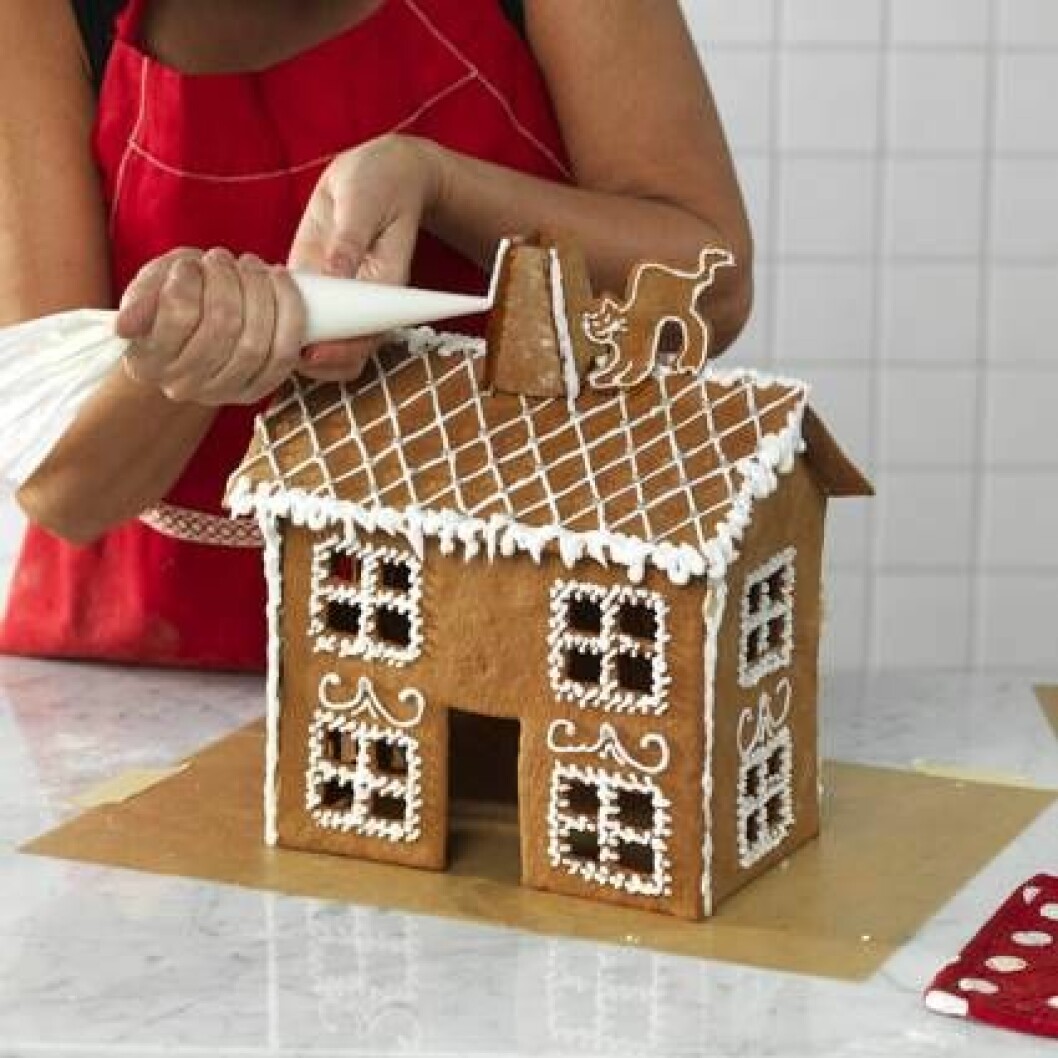 Dekorera pepparkakshus med kristyr.