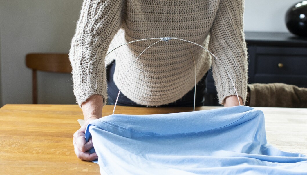 Den återbrukade t-shirten träs på bågarna och agerar tältduk till ditt DIY-kattält.