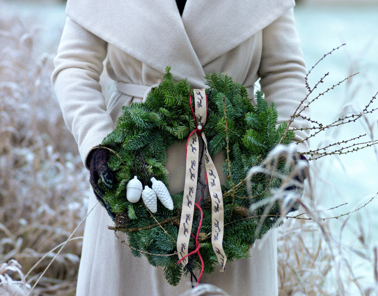 Det är enkelt att göra vår fina adventskrans i gran. Den färdiga adventskransen.