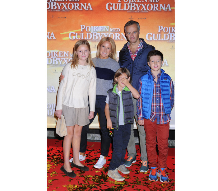 Denise Rudberg med nuvarande maken Henrik Blomquist, hans två söner och sin egen dotter. Foto: Cecilia Liljeton/TT. Denise Rudberg med familj på premiärvisning