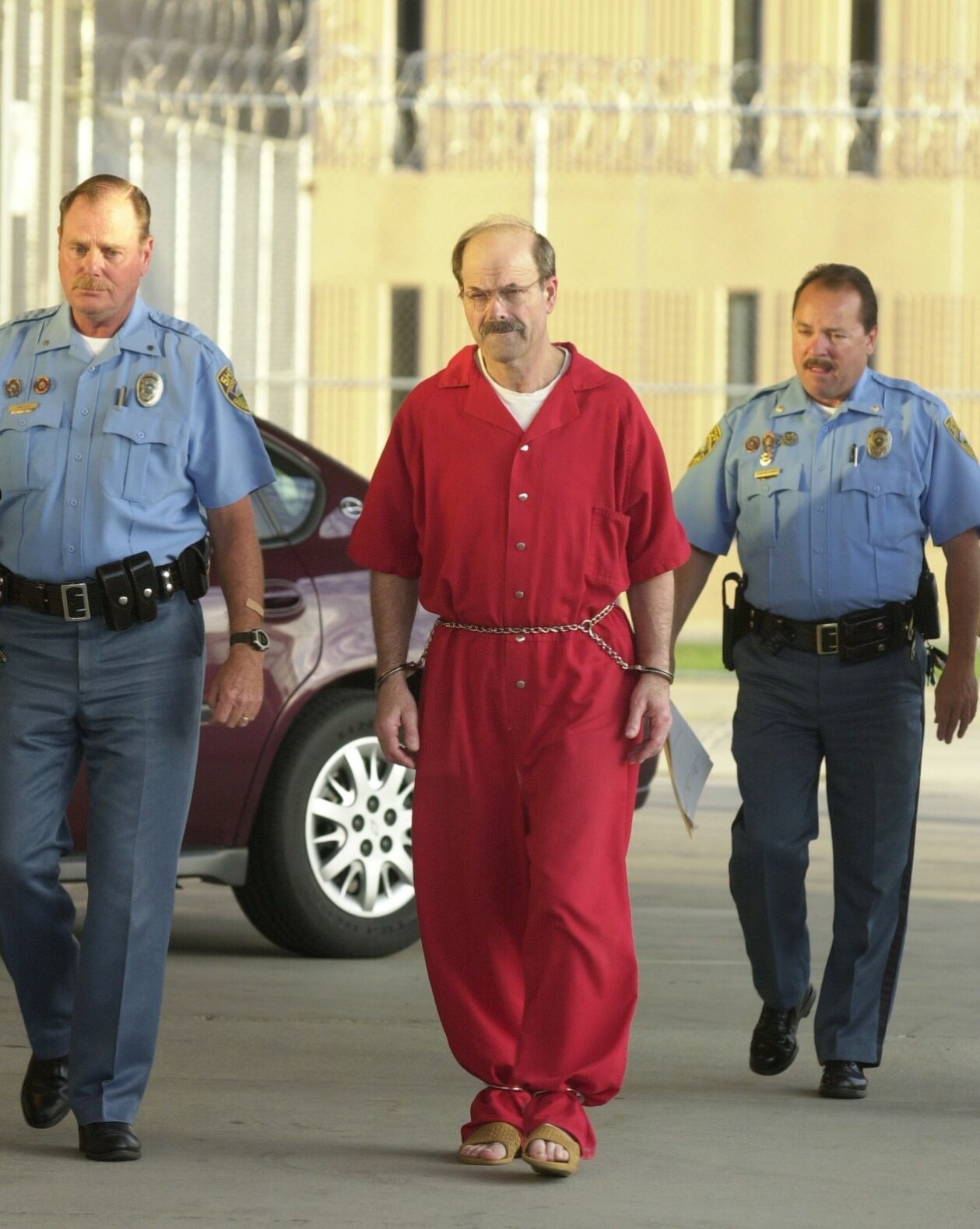 BTK-mördaren Dennis Lynn Rader föddes den 9 mars 1945 i Pittsburg, Kansas, i USA. Mellan 1974 och 1991 mördade han tio personer i Sedgwick County i Kansas, innan hans egen fåfänga och DNA-bevis fick honom på fall. 2005 kunde han äntligen gripas och han avtjänar nu tio livstidsdomar på El Dorado Correctional Facility i Kansas. Dennis Rader i fängelse