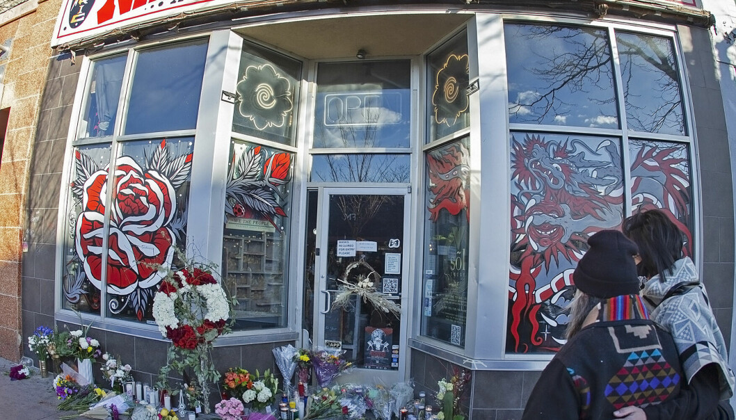 Dagen efter attacken i Denver 28 december. Sörjande utanför tatueringsstudio.