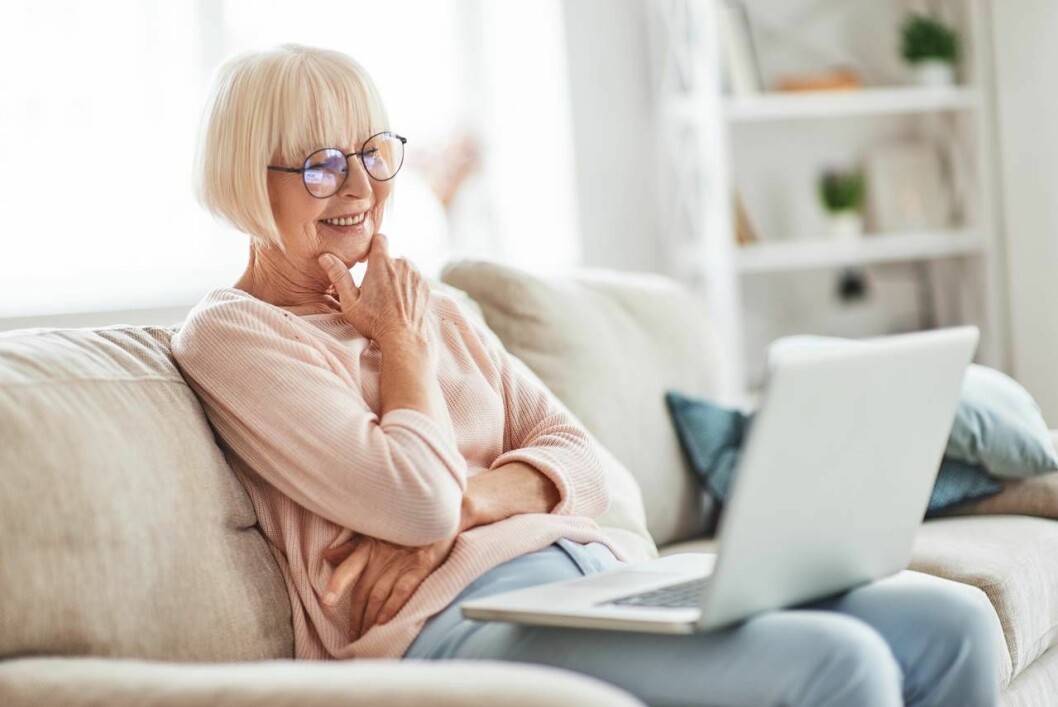 Med onlinekurser är det både roligt och enkelt att lära sig nya saker. Foto: TT Kvinna sitter i soffan och surfar på sin dator