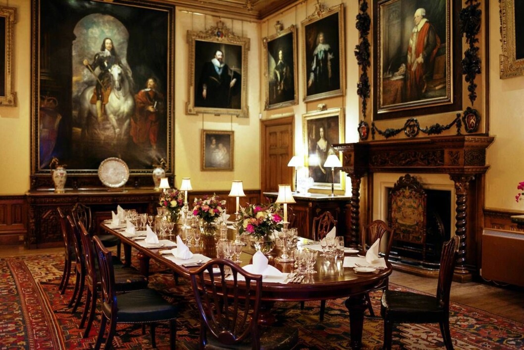 Gästerna får äta middag i matsalen som är bekant från Downton Abbey-serien och -filmen. Matsalen på Downton Abbey eller Highclere Castle som det egentligen heter