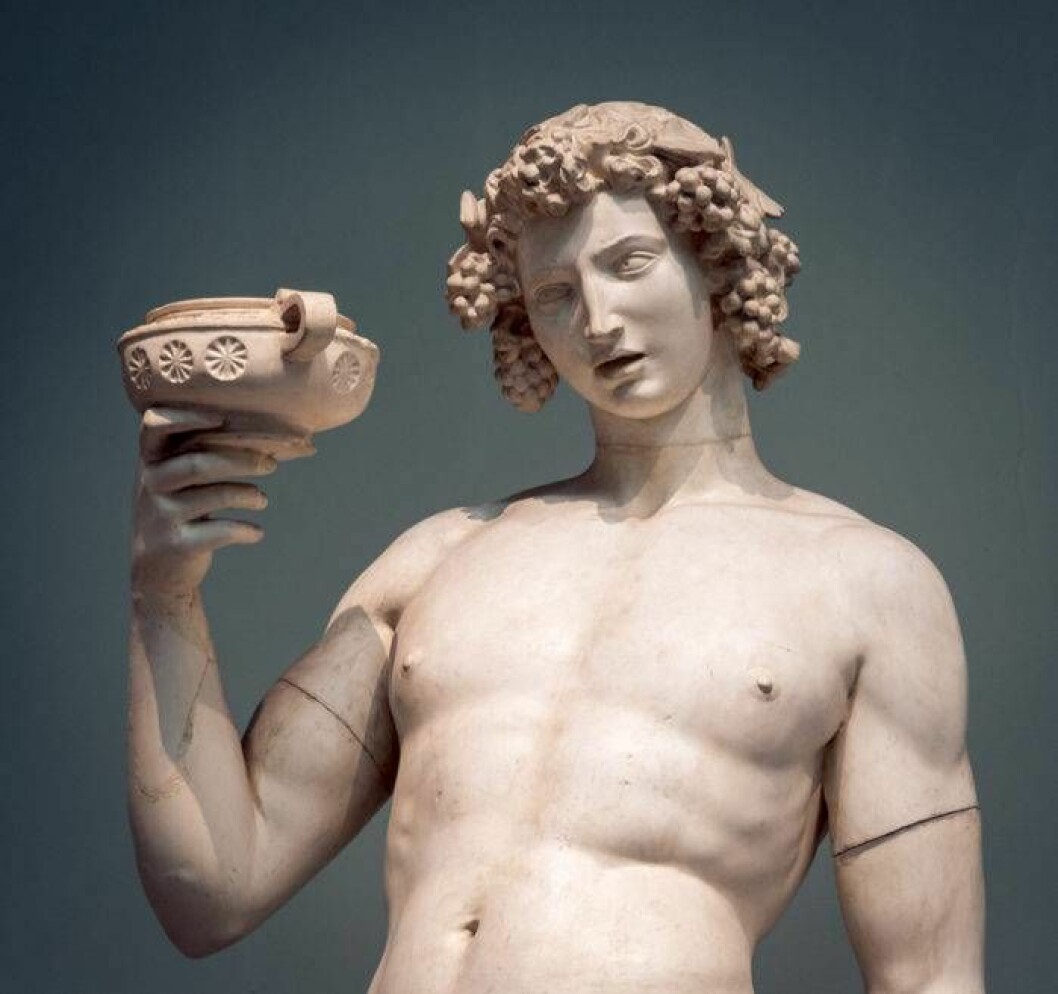 Dionysos, vinets gud i grekisk mytologi, höjer en bägare. Kanske med kryddat vin. Foto: IBL Dionysos, vinets gud