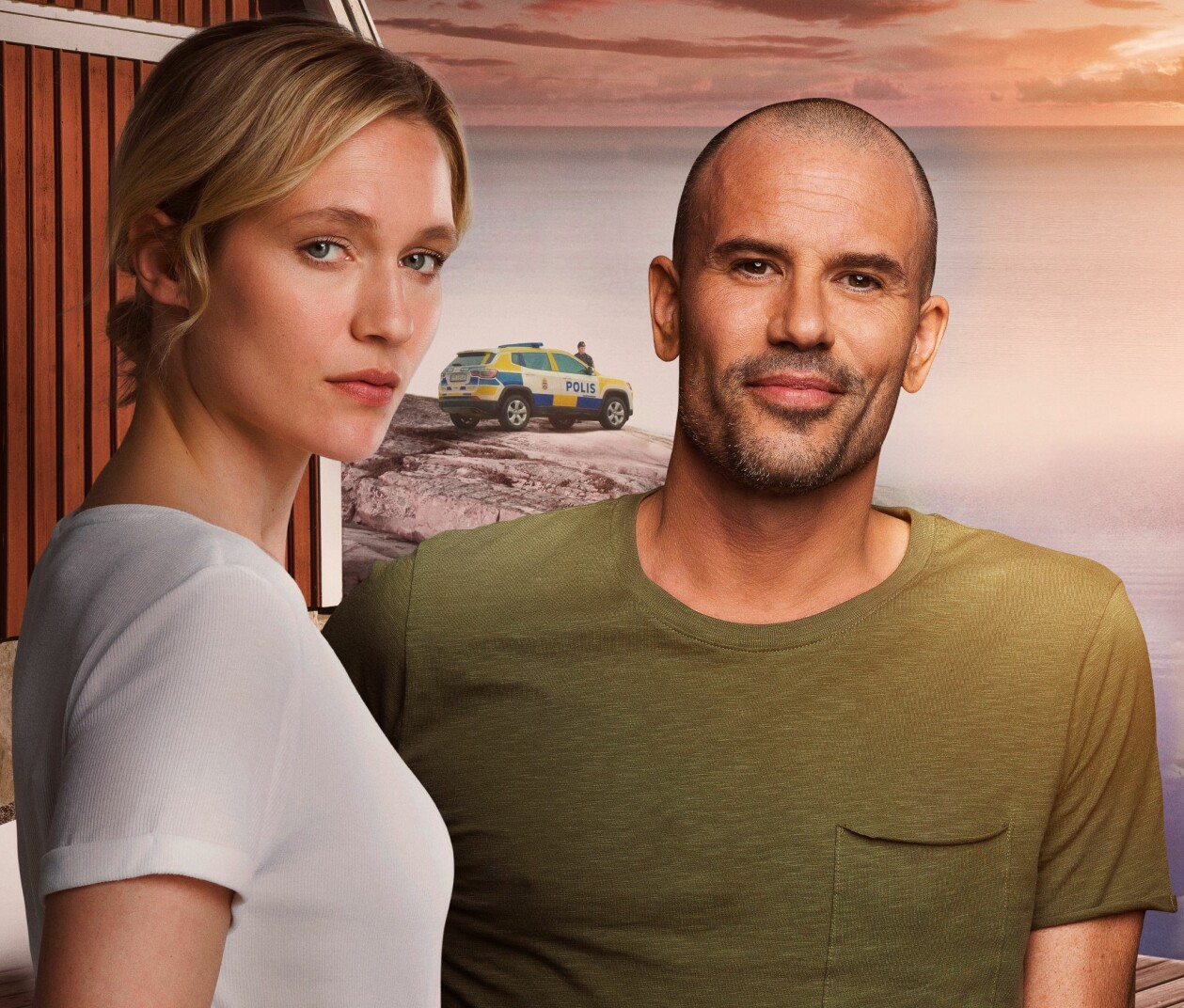 Disa Östrand spelar huvudrollen Johanna i <em>Lyckoviken</em>. Martin Stenmarck spelar hennes ungdomskärlek Danne. Disa Östrand och Martin Stenmarck på en pressbild för tv-serien Lyckoviken, med en polisbil och skärgårdsklippor i bakgrunden.