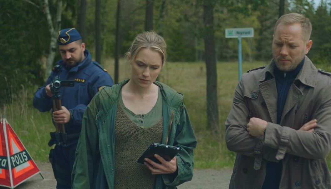 Mordutredningen löper vidare – vem är egentligen mördaren i Hammarvik? Här ser vi Disa Östrand som Johanna och Daniel Adolfsson som hennes poliskollega Christian. Disa Östrand som polisen Johanna och Daniel Adolfsson som polisen Christian står vid en brottsplats i säsong två av Lyckoviken.