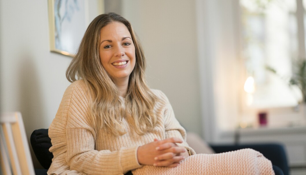 Inte ens Saras mamma visste om graviditeten är hon kände sig tvingad att dela med sig om den till sin chef. Foto: Jennifer Glans Sara, som blev diskriminerad på jobbet på grund av sin graviditet, sitter i en soffa och berättar sin historia.