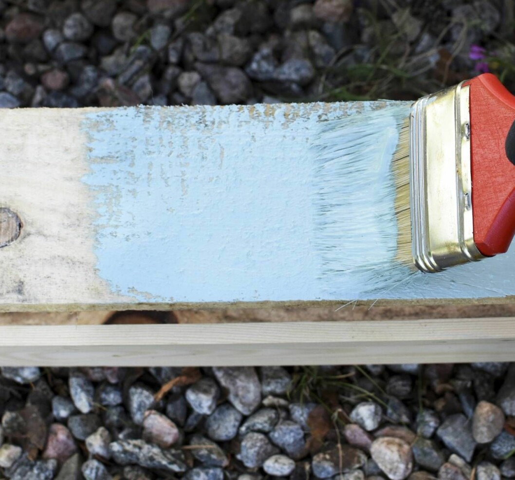 En bräda målas blå