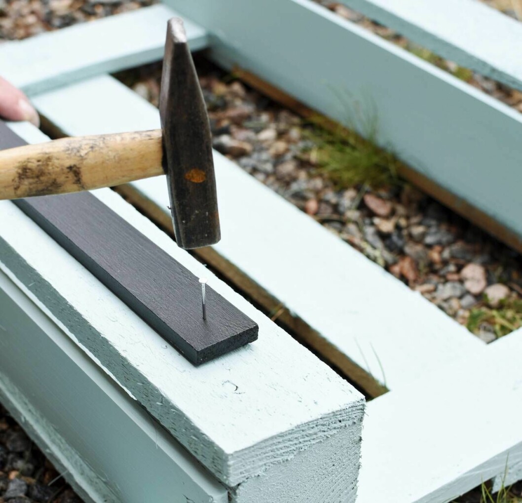 Svart trälist spikas på kryddhyllan