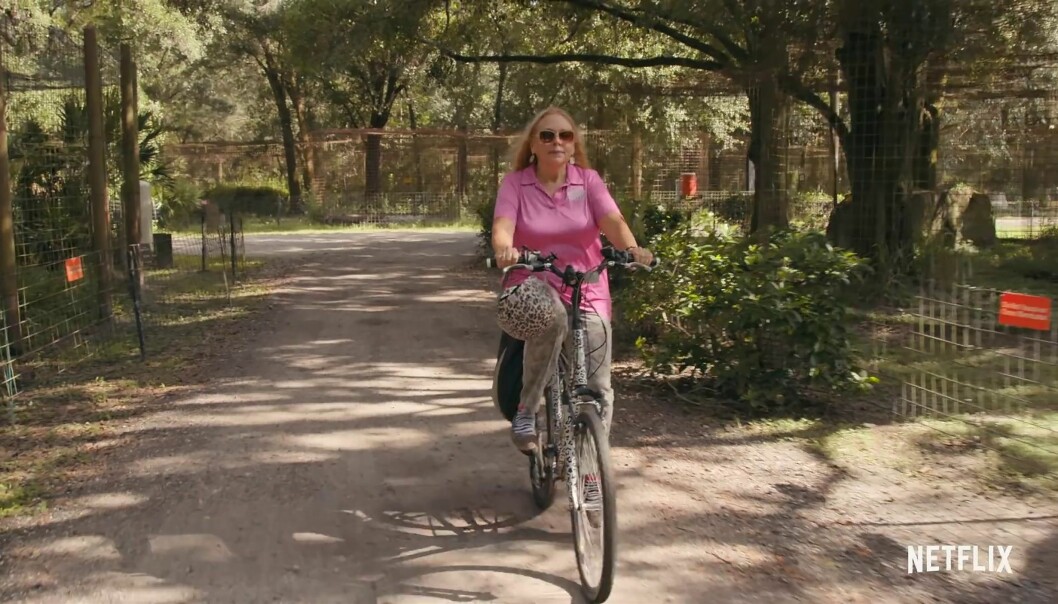Ur Netflix-dokumentären. Carole Baskins cyklar genom parken i Tampa, Florida där hennes organisation tar hand om övergivna och misshandlade tigrar till exempel. Foto: TT Djurrättsaktivisten Carole Baskins cyklar genom sin djurpark i Florida.