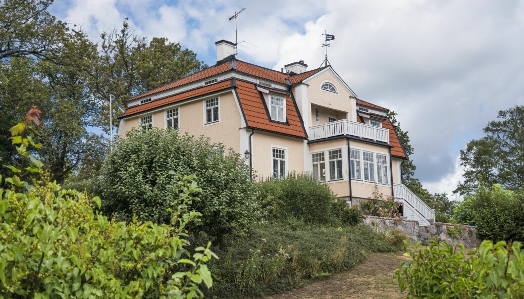 När det blev för stelt under bjudningarna hemma i den stora Djursholmsvillan kunde inte Catharina låta bli att busa för att lätta upp stämningen. Foto: Jennifer Glans Djursholmsvillan Catharina Ingelman Sundberg växte upp i.