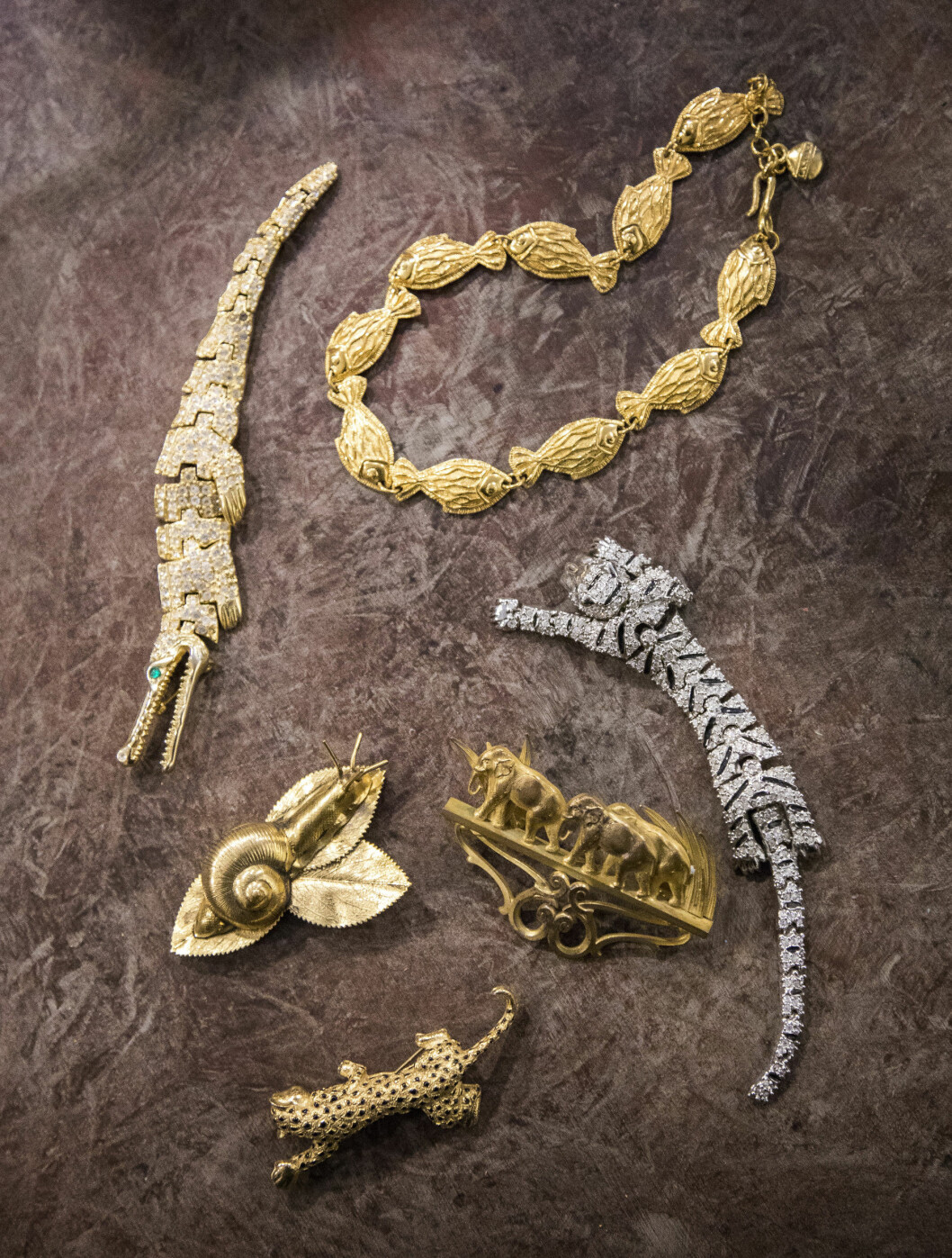 1. Krokodilbrosch med två nålar, ledad i flera led, 1980-tal. 2. Guldpläterat halsband från franska modehuset Lanvin som även lär finnas som armband, troligen 1980-tal. 3. Tredelad panterbrosch, en Cartier look-alike från 1980-talet. 4. Elefantbrosch av brons, 1980-tal. 5. Leopard- brosch av gul metall, 1980-tal. 6. Snigelbrosch från 1970- eller 1980-talet. Priserna låg på mellan cirka 900 och 2300 kronor.