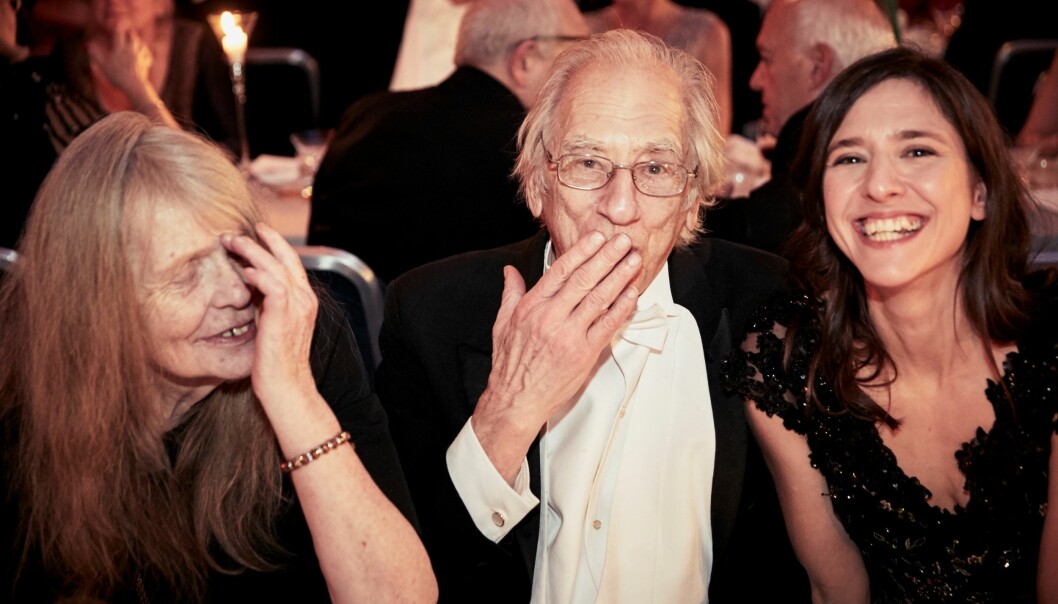 Tack vare sin koppling till Bob Dylan blev Izzy inbjuden till Nobelbanketten 2016, då Dylan fick Nobelpriset i litteratur. Vid sin sida hade han poeten Kristina Lugn, och som alltid – dottern Philomène Grandin. Kristina Lugn, Izzy Young och Philomène Grandin på Nobelbanketten 2016