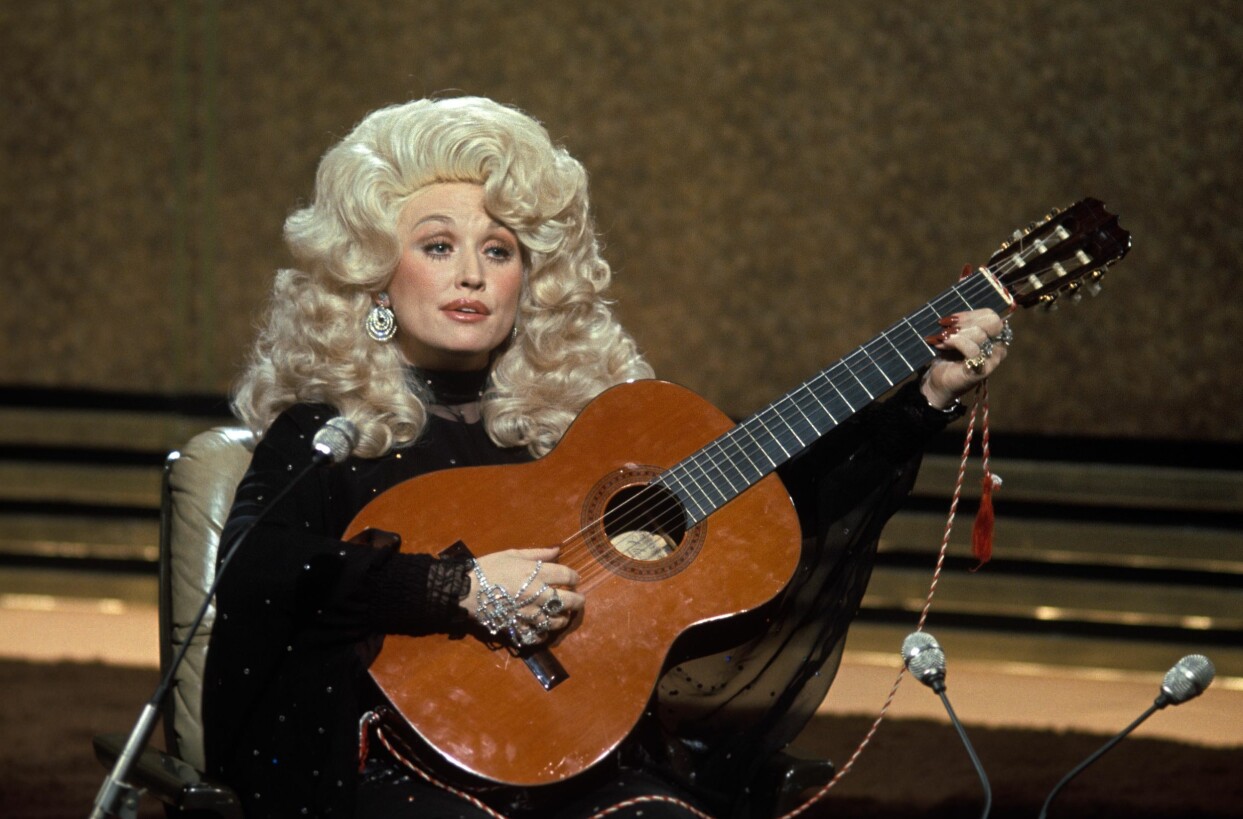 Dolly Parton har skrivit över 3 000 låtar, men har aldrig lärt sig noter. Dolly Parton spelar gitarr, men har aldrig lärt sig noter.