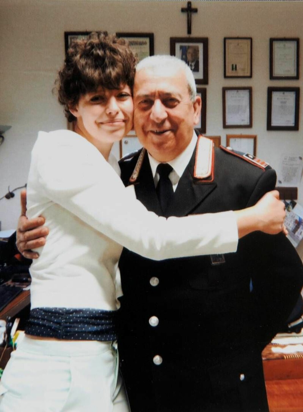 Dorota Bartlewska tillsammans med stadens polischef efter att hon blivit räddad.